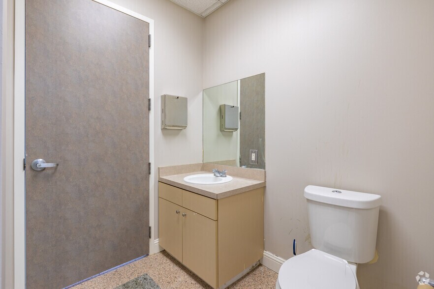 More Photos Of 2101 S Loop 336 W, Conroe Office For Lease