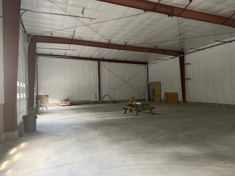 More Photos Of 50 Newberry Rd, East Windsor Service For Lease