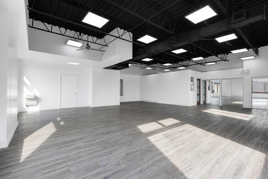 More Photos Of 298-300 Ch du Bord-du-Lac-Lakeshore, Pointe-claire Storefront For Lease