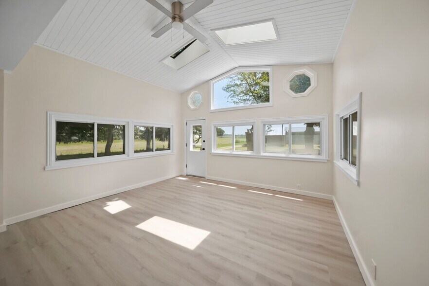 More Photos Of 15379 Howard Rd, Hanover Flex For Sale