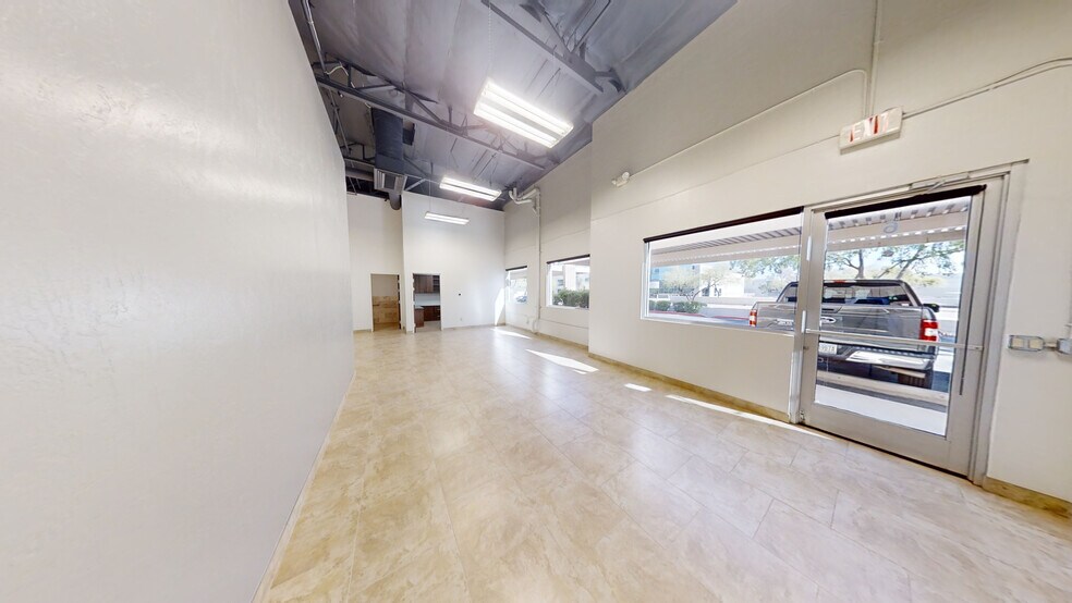 More Photos Of 16055 N Dial Blvd, Scottsdale Warehouse For Lease