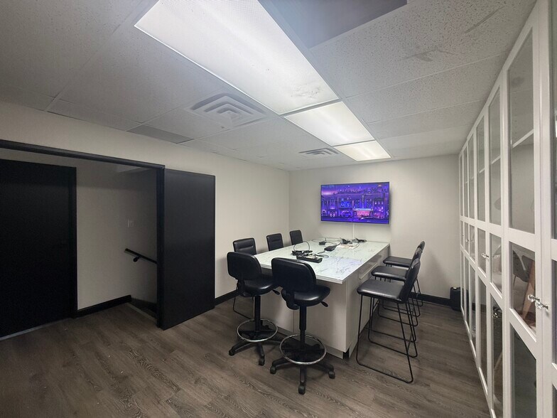 More Photos Of 325 W Melinda Ln, Phoenix Manufacturing For Lease