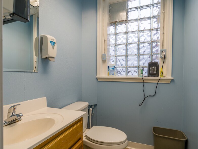 More Photos Of 50 Franklin St, Batavia Flex For Sale