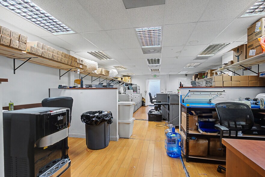 More Photos Of 6045-6047 Vineland Ave, North Hollywood Office For Sale