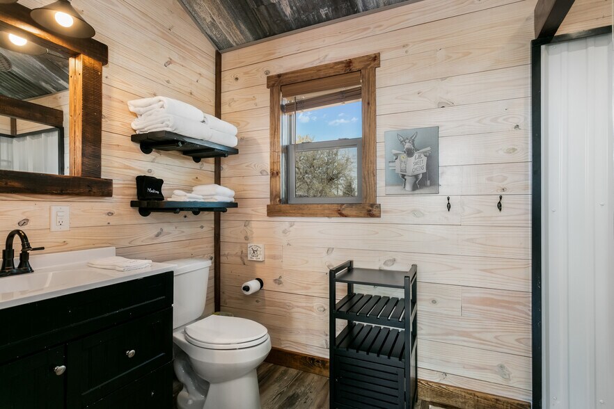 More Photos Of 100 Five Star Trl, Fredericksburg Hotel For Sale