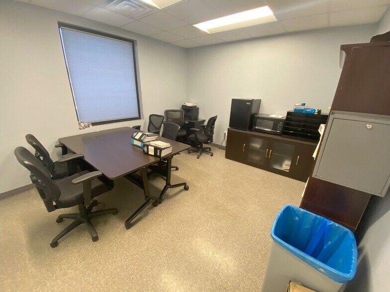 More Photos Of 961 Michael Dr, Chesapeake Warehouse For Lease