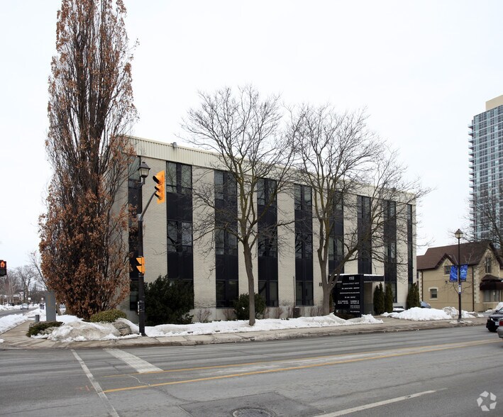 More Photos Of 118 Queen St W, Brampton Office For Lease