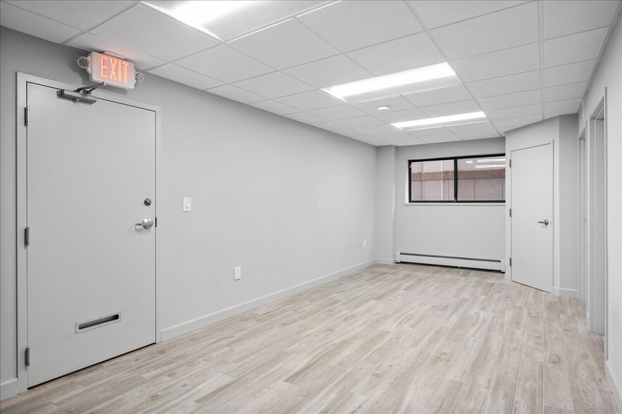 More Photos Of 2039 Palmer Ave, Larchmont Medical For Lease