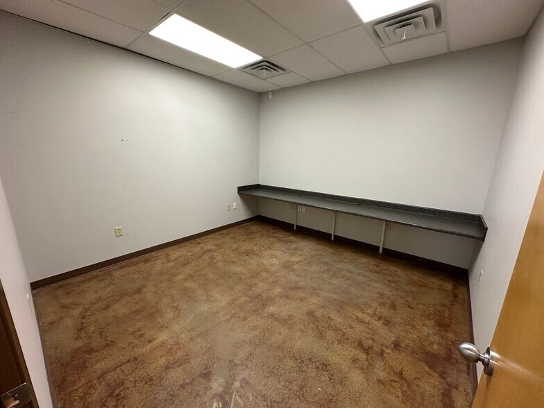 More Photos Of 2708 S County Road 1242, Midland Warehouse For Lease