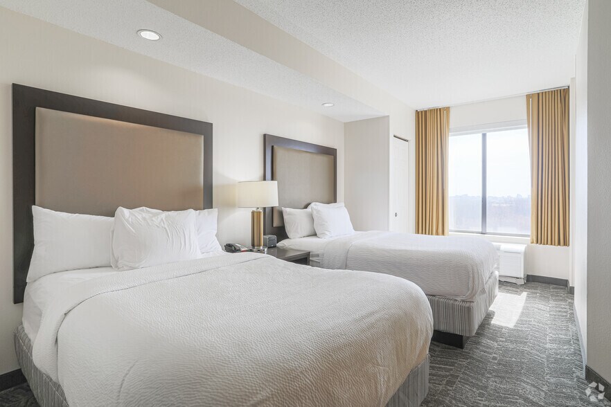 More Photos Of 450 Center Dr, Grand Rapids Hotel For Sale