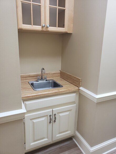 More Photos Of 200 Market Pl, Roswell Office Residential For Lease