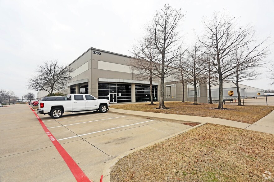More Photos Of 3700 Pinnacle Point Dr, Dallas Distribution For Lease