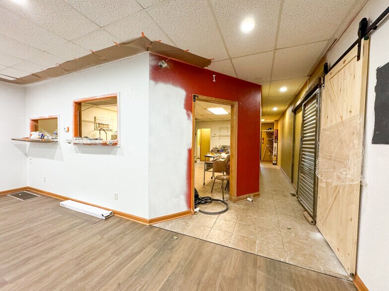 More Photos Of 101 W Main St, Syracuse Storefront Retail Residential For Lease