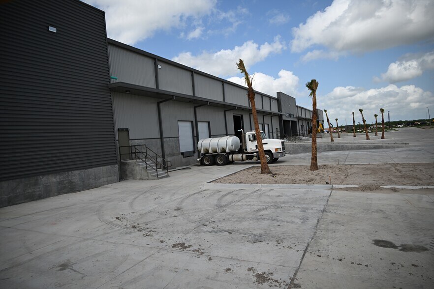 More Photos Of 7244 Industrial Cir, Brownsville Distribution For Lease