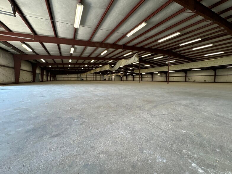 More Photos Of 1014 Industrial Park Dr, Clinton Warehouse For Lease