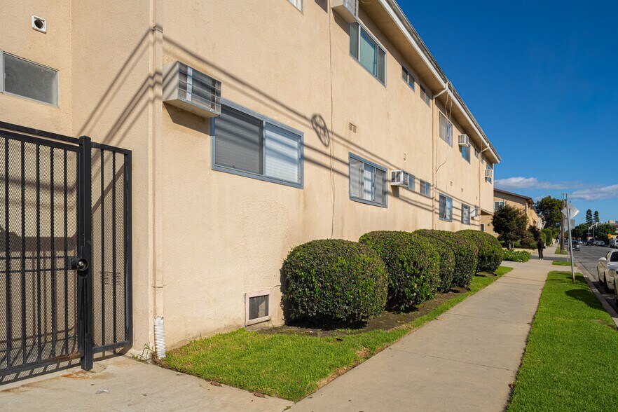 More Photos Of 1755 Granville Ave, Los Angeles Apartments For Sale