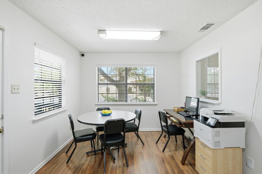 More Photos Of 403 W Anderson Ave, Round Rock Loft Creative Space For Sale