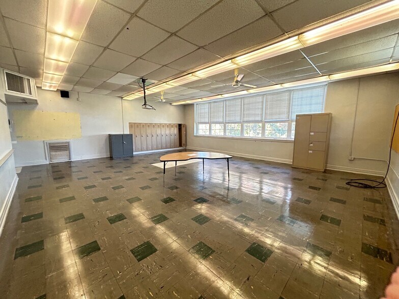 More Photos Of 709 Deacon St, Hebron Schools For Lease