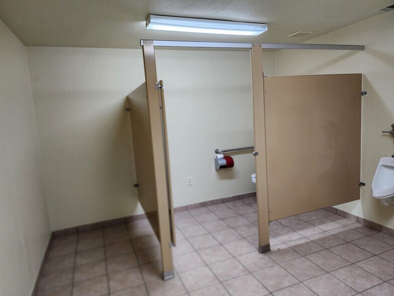 More Photos Of 1515 E Tulare Ave, Tulare Flex For Lease