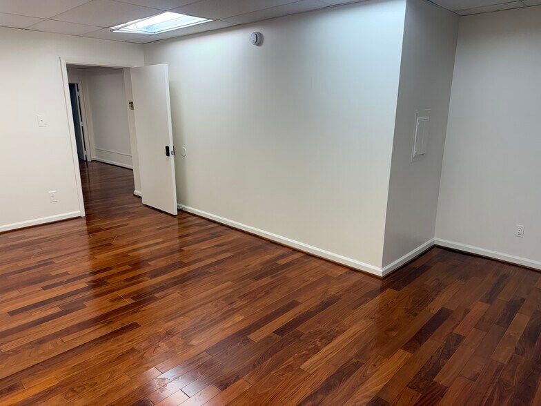 More Photos Of 7631 Fullerton Rd, Springfield Warehouse For Lease