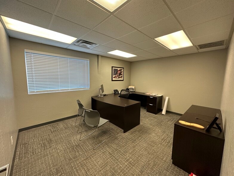 More Photos Of 14901 Metro Plaza Blvd, Edmond Flex For Lease