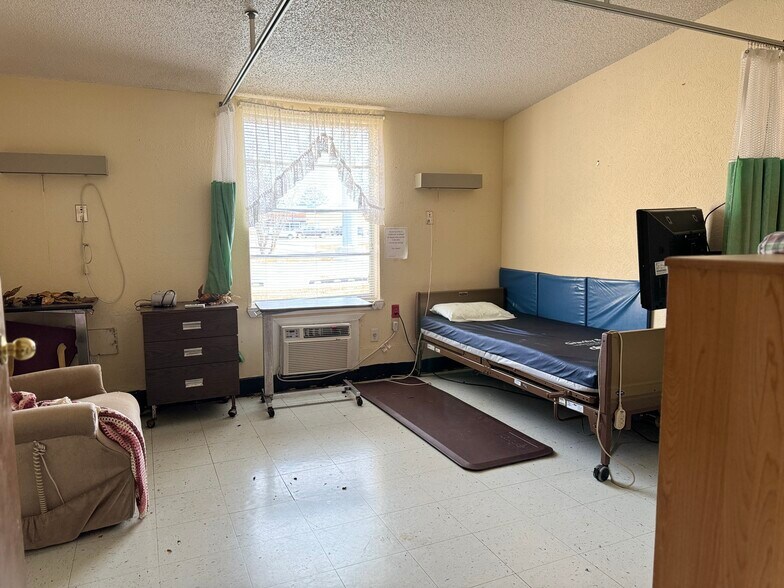 More Photos Of 540 SE Front St, De Kalb Skilled Nursing Facility For Sale