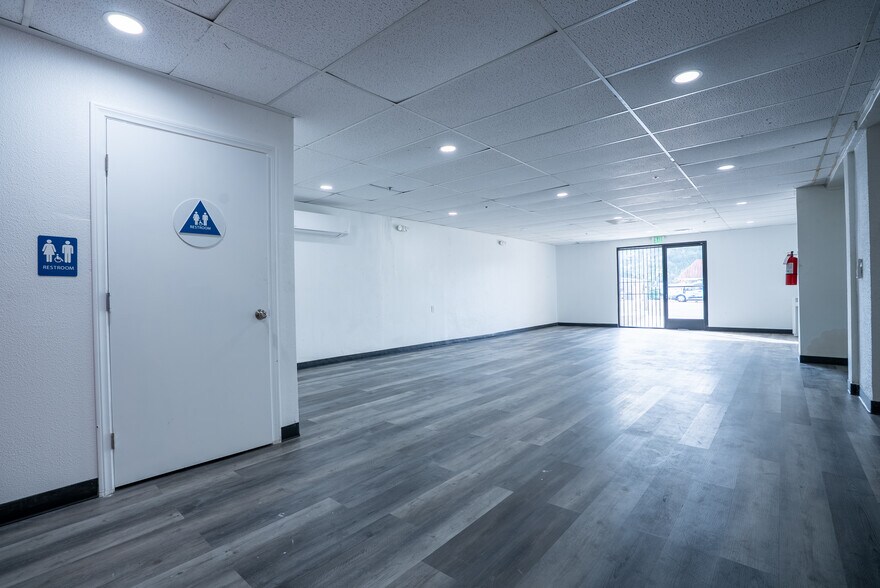 More Photos Of 6172-6196 University Ave, San Diego Storefront For Lease