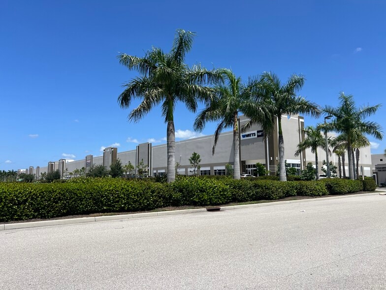 More Photos Of 16260 Airport Park Dr, Fort Myers Warehouse For Lease