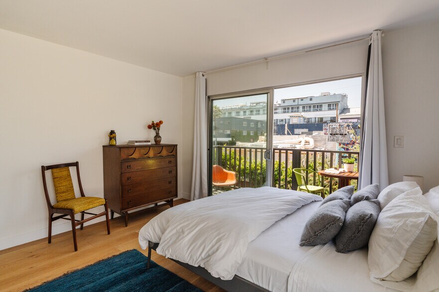 More Photos Of 40 18th Ave, Venice Apartments For Sale