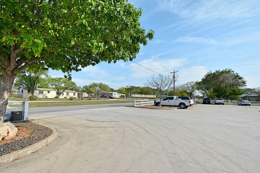 More Photos Of 120 E Zipp Rd, New Braunfels General Retail For Sale