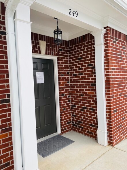 More Photos Of 247 River Park North Dr, Woodstock Medical For Sale