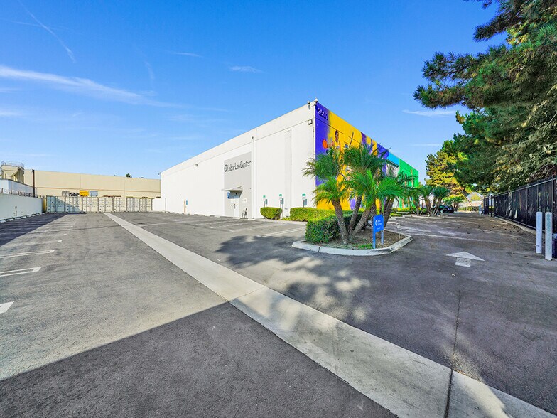 More Photos Of 3501 W Garry Ave, Santa Ana Warehouse For Lease