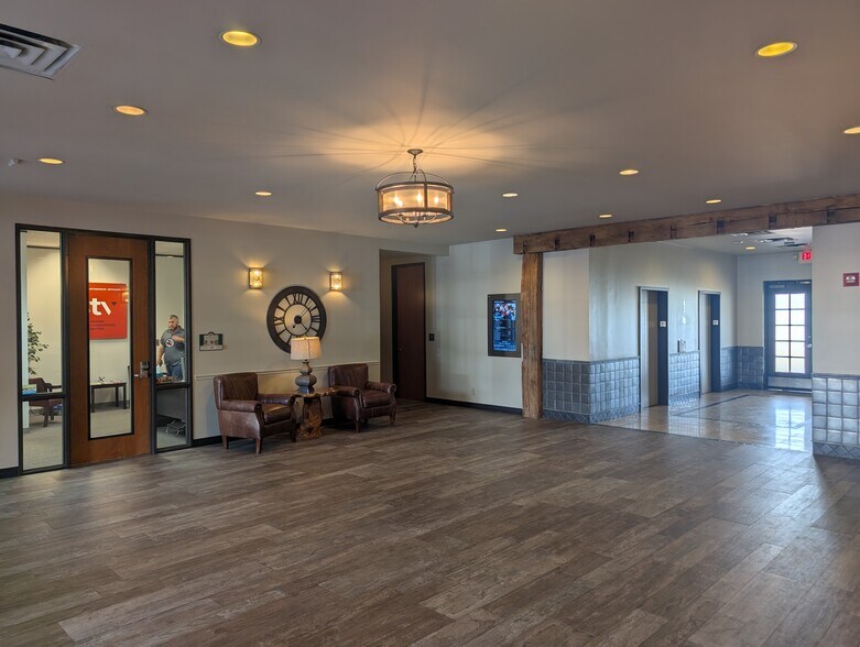 More Photos Of 1 Chisholm Trail Rd, Round Rock Unknown For Lease