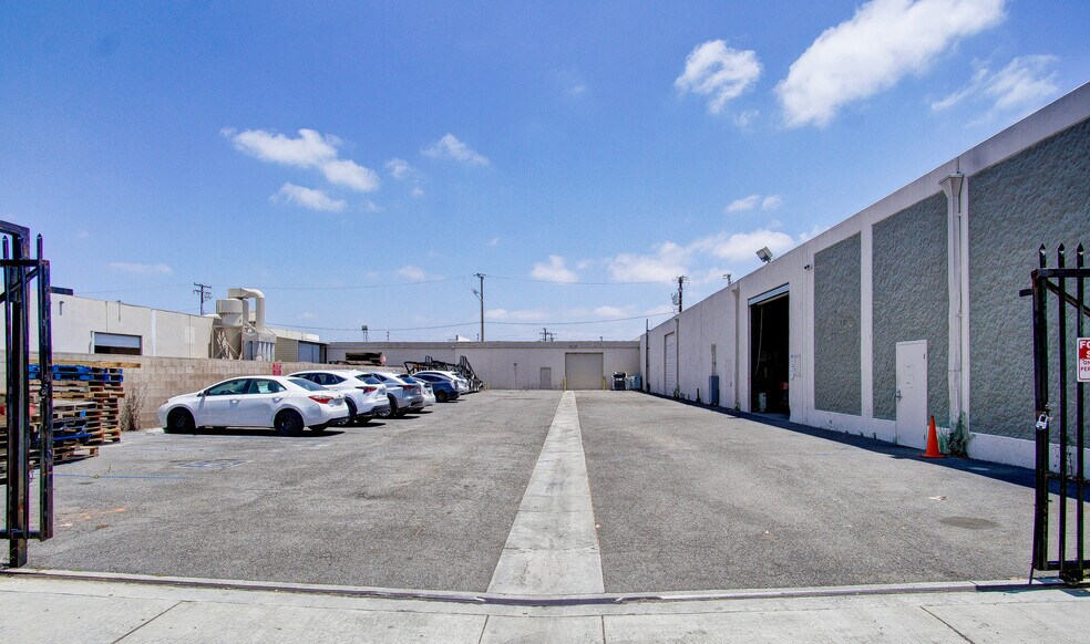 More Photos Of 15220-15250 Texaco Ave, Paramount Warehouse For Lease
