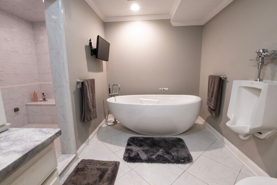 More Photos Of 2025-2033 Elm St, Cincinnati Warehouse For Sale