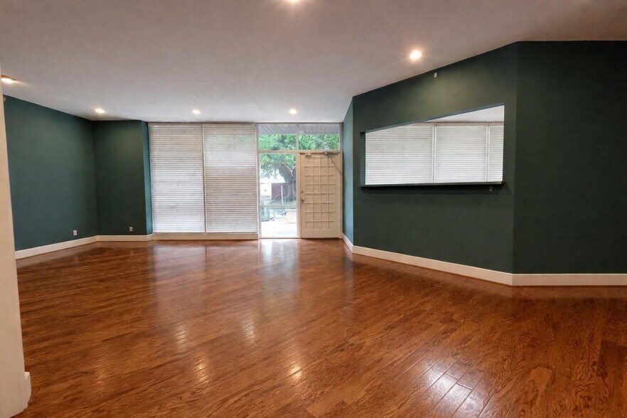 More Photos Of 221 N Houston St, Wharton Office For Sale