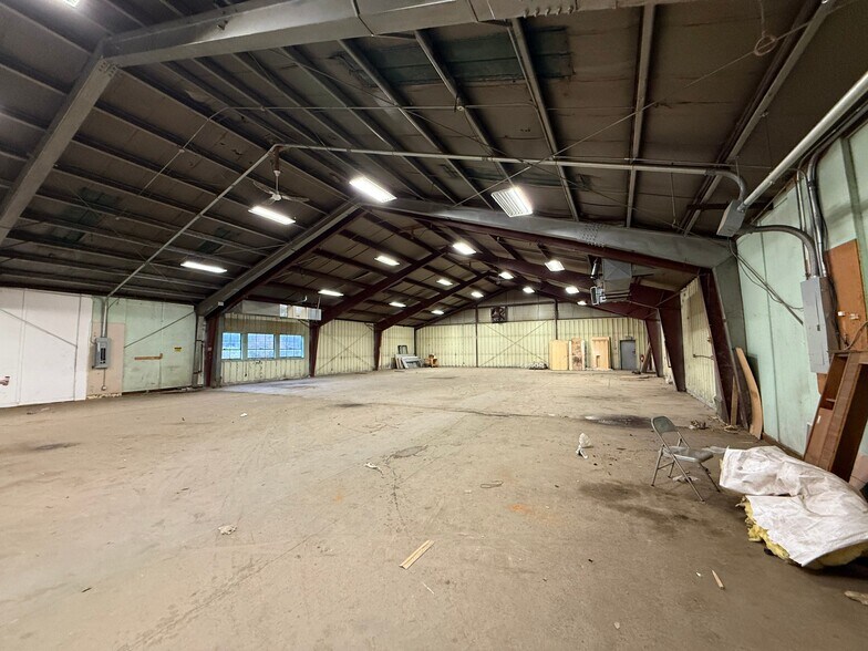 More Photos Of 304 W Second St, East Syracuse Warehouse For Lease