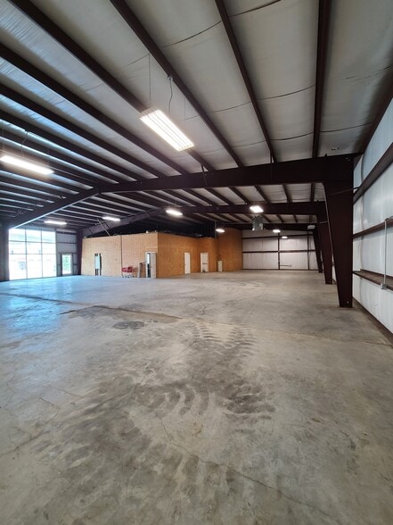 More Photos Of 207 W Central Ave, LaFollette Light Distribution For Lease