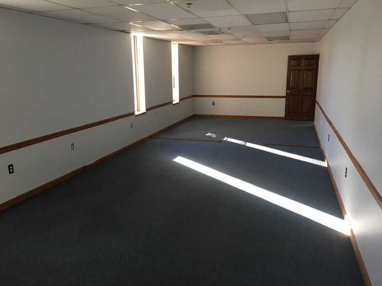 More Photos Of 408 Coles Cir, Salisbury Warehouse For Lease