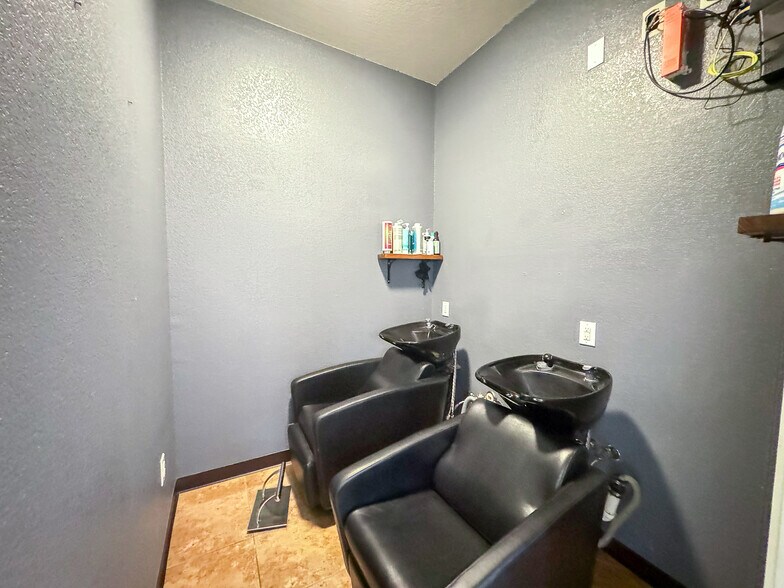 More Photos Of 1311 Chisholm Trl, Round Rock Office For Sale