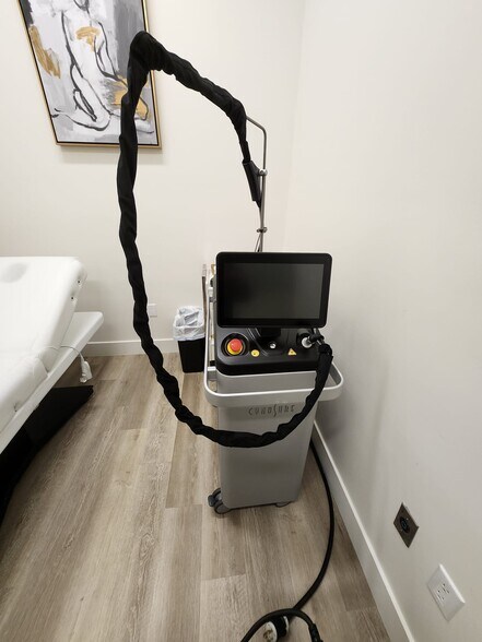 More Photos Of 6630 Foothill Blvd, Tujunga Freestanding For Lease