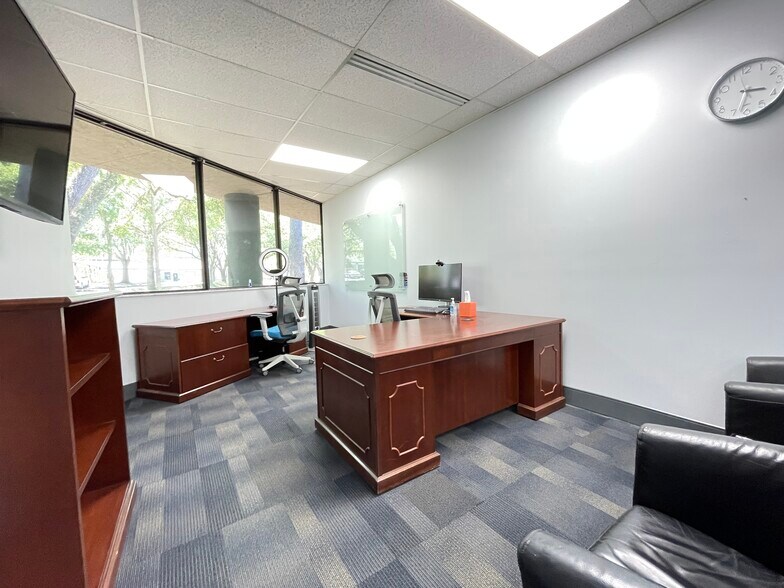 More Photos Of 2511 NW 41st St, Gainesville Office For Sale