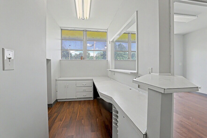 More Photos Of 1601 N State St, Augusta Office For Sale