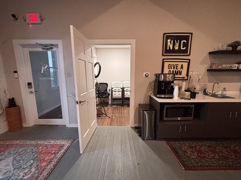 More Photos Of 120 W 8th St, Georgetown Office For Lease