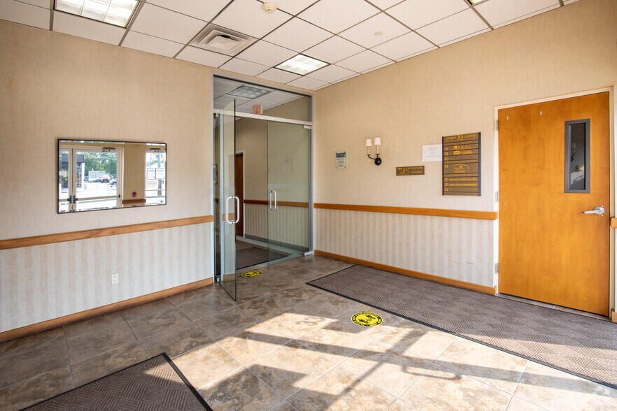 More Photos Of 33 Medford Ave, Patchogue Medical For Lease