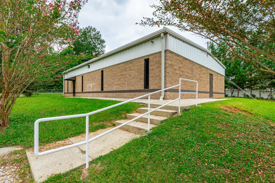 More Photos Of 4913 Adams Rd, Hixson Showroom For Sale