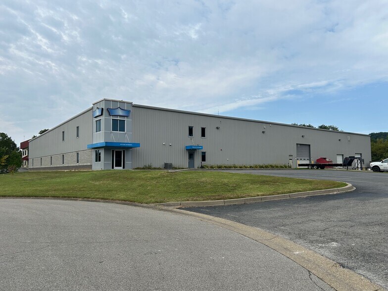 More Photos Of 4302 Security Pky, New Albany Manufacturing For Lease