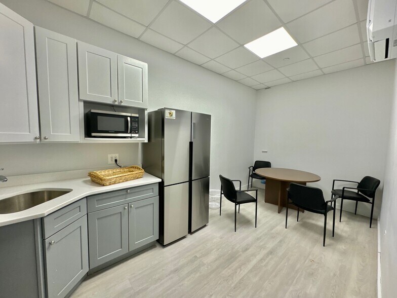 More Photos Of 136-21 Hillside Ave, Richmond Hill Medical For Lease