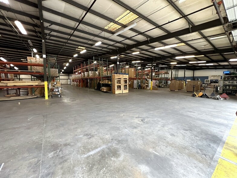 More Photos Of 2007 Gateway Blvd, Charlotte Warehouse For Lease