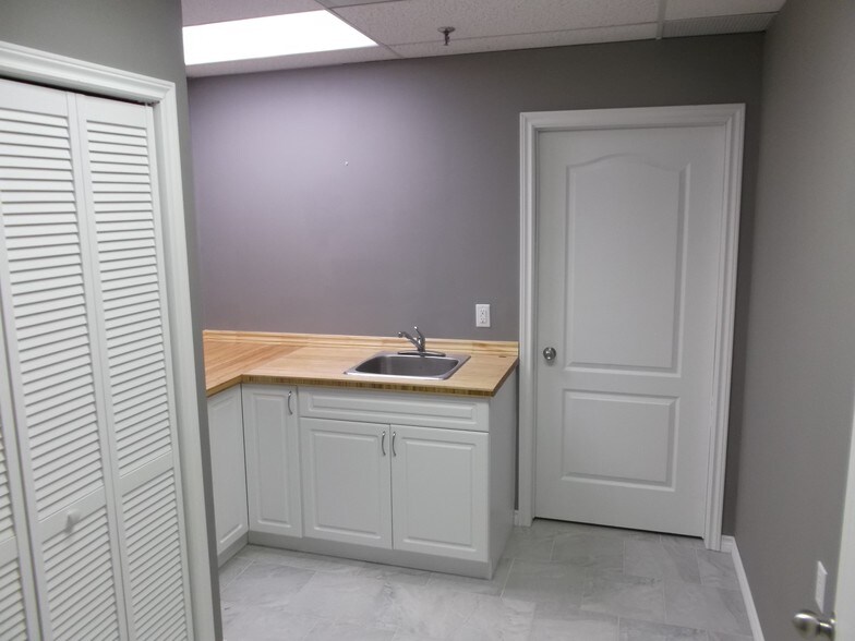 More Photos Of 735 Wonderland Rd N, London Freestanding For Lease